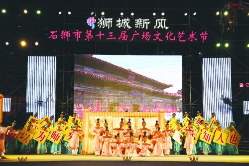 “书香狮城”文艺专场晚会上古诗吟诵表演 （记者 颜华杰）