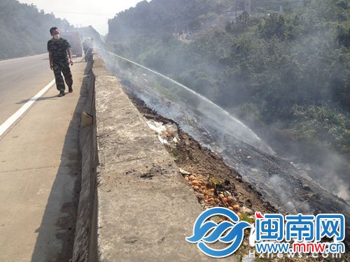 垃圾焚烧后冒浓烟，环保部门协调灭火