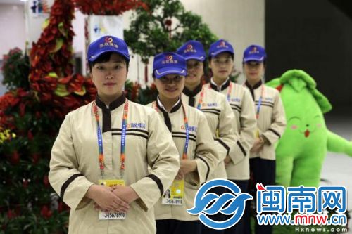 青运保洁员礼仪保持空姐水准 微笑穿着一丝不