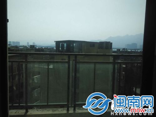 从何女士房子阳台望出去，对面加高的违建非常突兀