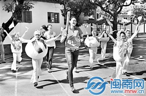薛晨回到母校仓山小学，和学生们玩起青运会火炬接力游戏