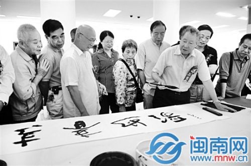 市民和嘉宾进行书法交流