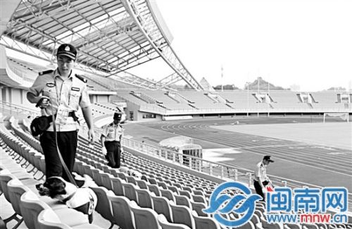 民警和警犬在青运会场馆内进行搜索演练