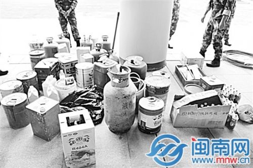 演练中，警犬们搜出各式各样的易爆品