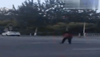 碰瓷女子跳骑马舞