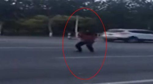 碰瓷女子跳骑马舞