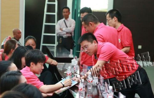 退役女足隊(duì)員一出現(xiàn)就吸引了不少球迷，畢妍在為球迷簽名