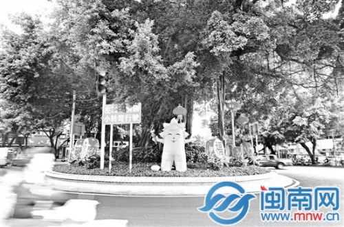 华林路街头，青运吉祥物&ldquo;榕榕&rdquo;笑迎宾客
