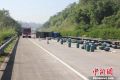 广西货车爆胎侧翻 160瓶煤气罐滚落高速路(图)