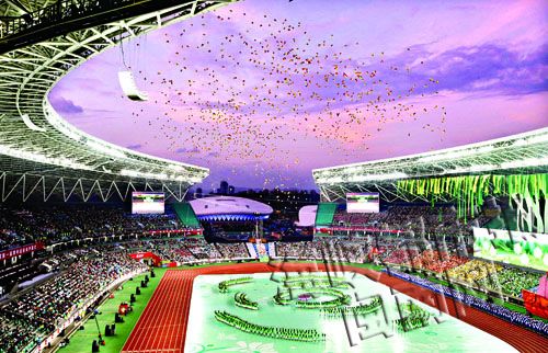 茉莉花方阵放飞五彩的气球，映衬在美丽的晚霞中