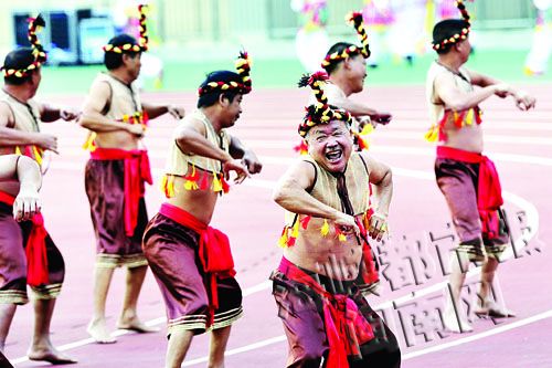 暖场表演展示福建特色的拍胸舞