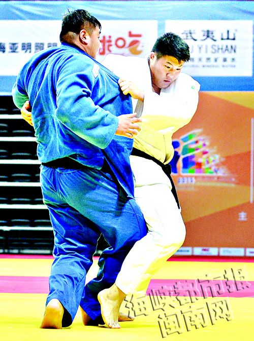 高稳（右）拿到福州队第2金