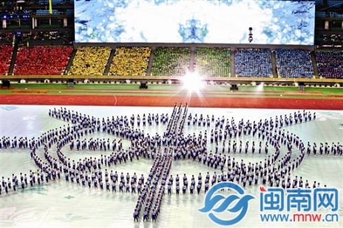 方阵组成船舵的图案，见证福州海丝文化