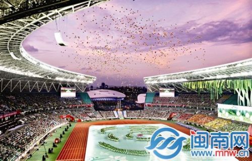 茉莉花方阵放飞五彩的气球，映衬在美丽的晚霞中