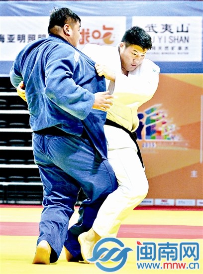 高稳（右）拿到福州队第2金