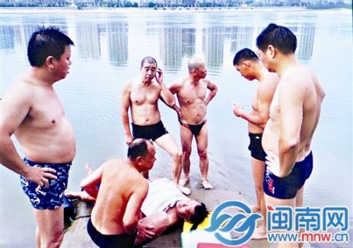 众人将阿伯救上岸后进行急救
