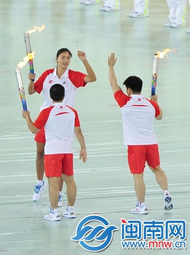 张湘祥和林清峰将圣火传给主火炬手薛晨