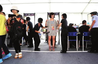 安检人员在进行人身安检