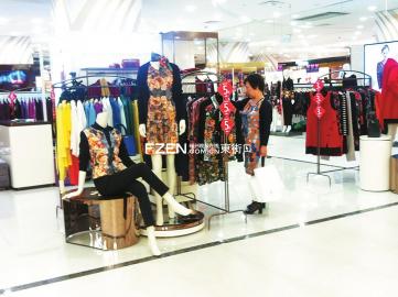 部分百货商场的中老年服饰占据一整个楼层。