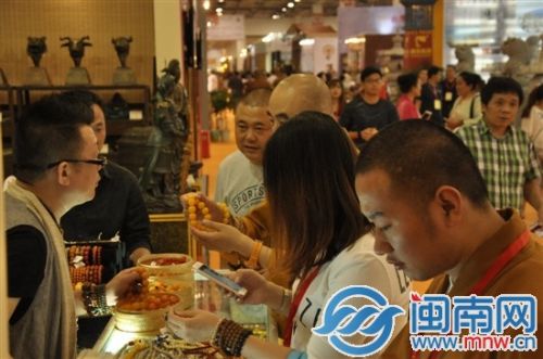 佛事展上，市民购买佛珠