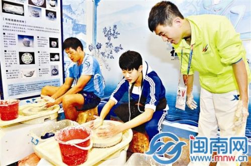运动员们动手做瓷器，感受福州本土文化