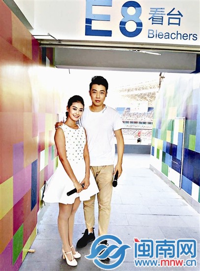 王伟长和朱诗雅在海峡奥体中心通道里合影（受访者供图）