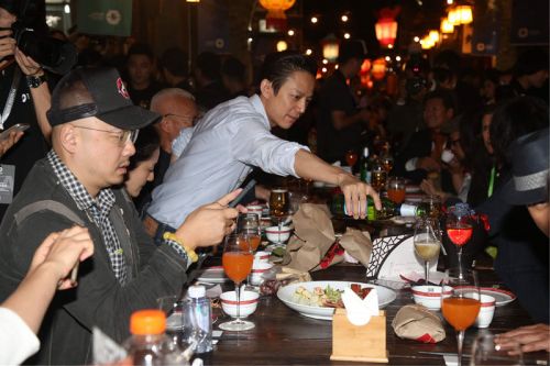 谢娜淡妆现身乌镇戏剧节 何炅徐峥举杯豪饮(组