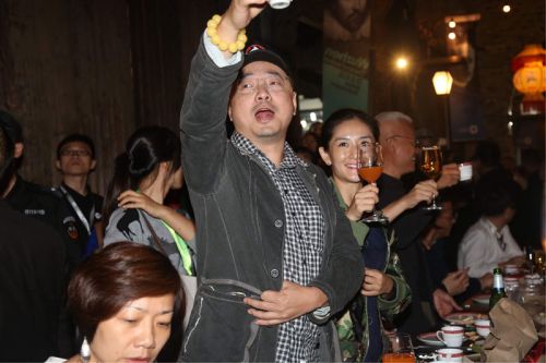 谢娜淡妆现身乌镇戏剧节 何炅徐峥举杯豪饮(组