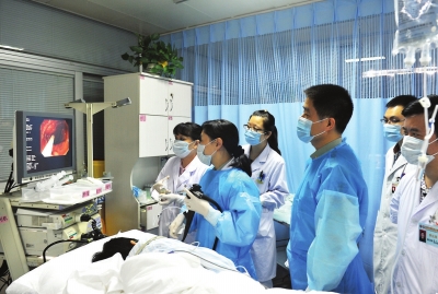 惊呆!大便也能治病 12岁女孩将粪便移植给外婆