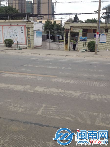 螺洲中学门口的斑马线磨损严重