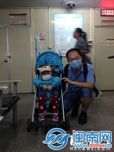 林斌用借来的推车，陪家长送孩子到医院救治