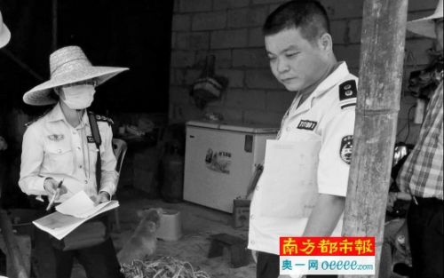 温武坑(右)生前参与执法行动。 通讯员　供图
