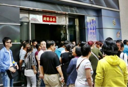 大批团友聚集在珠宝店外