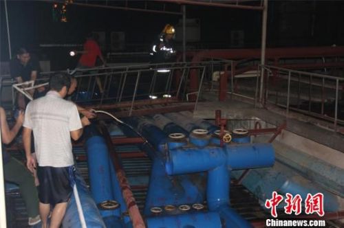 图为消防官兵与技术人员现场稀释氨气