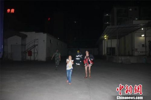图为消防官兵转移人员