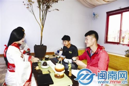 运动员们品尝福州的好茶，感受茶文化