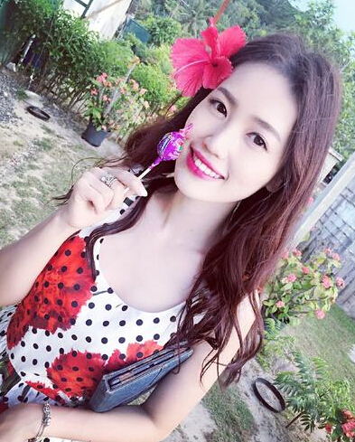  王宝强娇妻 马蓉 晒美照  头戴着红花红唇美艳(图