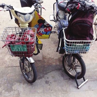 左侧为中年女子车子，却把锁锁到了右侧车子