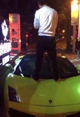 男子在兰博基尼上&ldquo;尿尿&rdquo;。网友供图