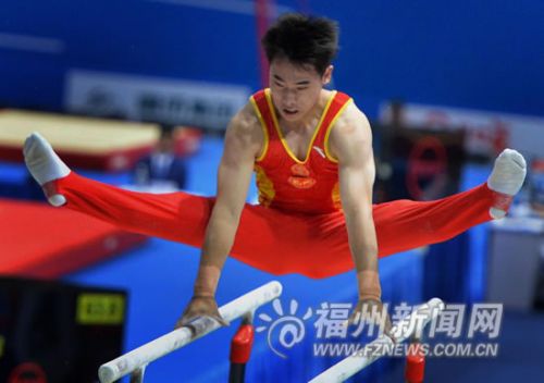 福州队马跃在双杆比赛中获得铜牌。