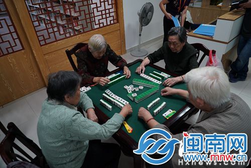 四人堪称“福州最高龄牌友”