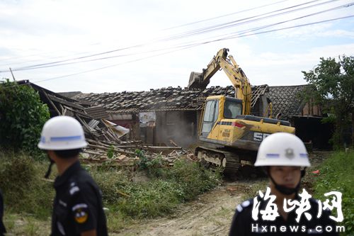 钩机开动,推倒猪舍