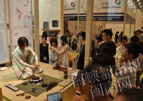 展会上，日本茶道表演吸引众人围观拍照