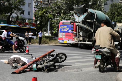 事发福州台江延平路和白马南路交界处,肇事的闽A97668搅拌车司机已被警方控制