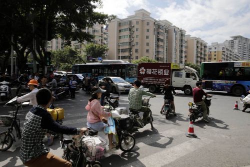 事发后,现场仍有不少电动车随意穿行