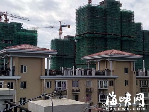 小区5号楼楼顶,琉璃瓦大面积脱落