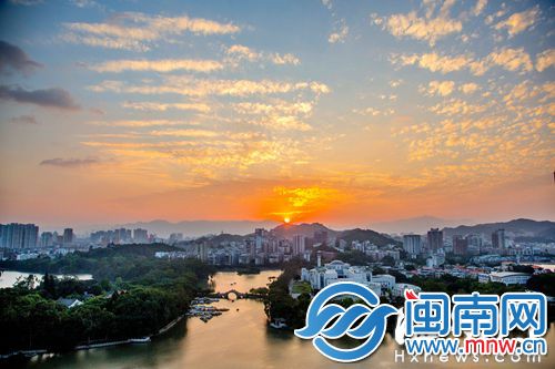 在天边落日映照下，傍晚的西湖分外迷人