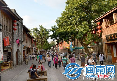 三坊七巷内，商铺种类丰富,游人如织