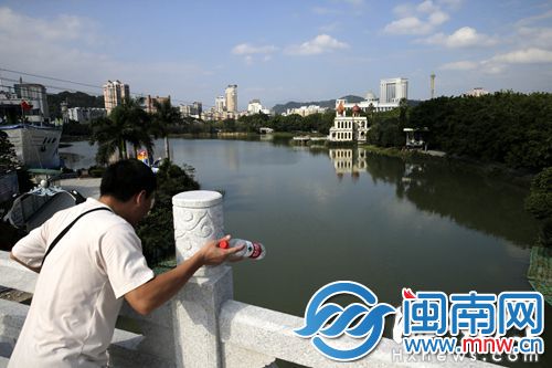 母女俩从10米高的桥上跳下，桥下水深近2米