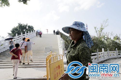 王大姐向记者讲述勇士救人全过程